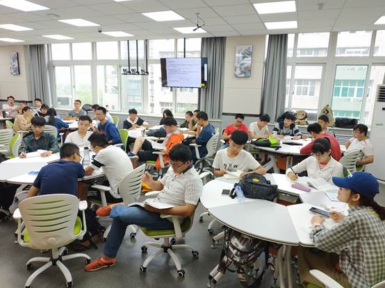 说明: C:\Users\CHXGB\Desktop\新闻稿\20181221伟德国际BETVlCTORAPP官网《聚合物合成工艺学》课程创新教学模式取得良好效果\IMG_20180914_171552.jpg